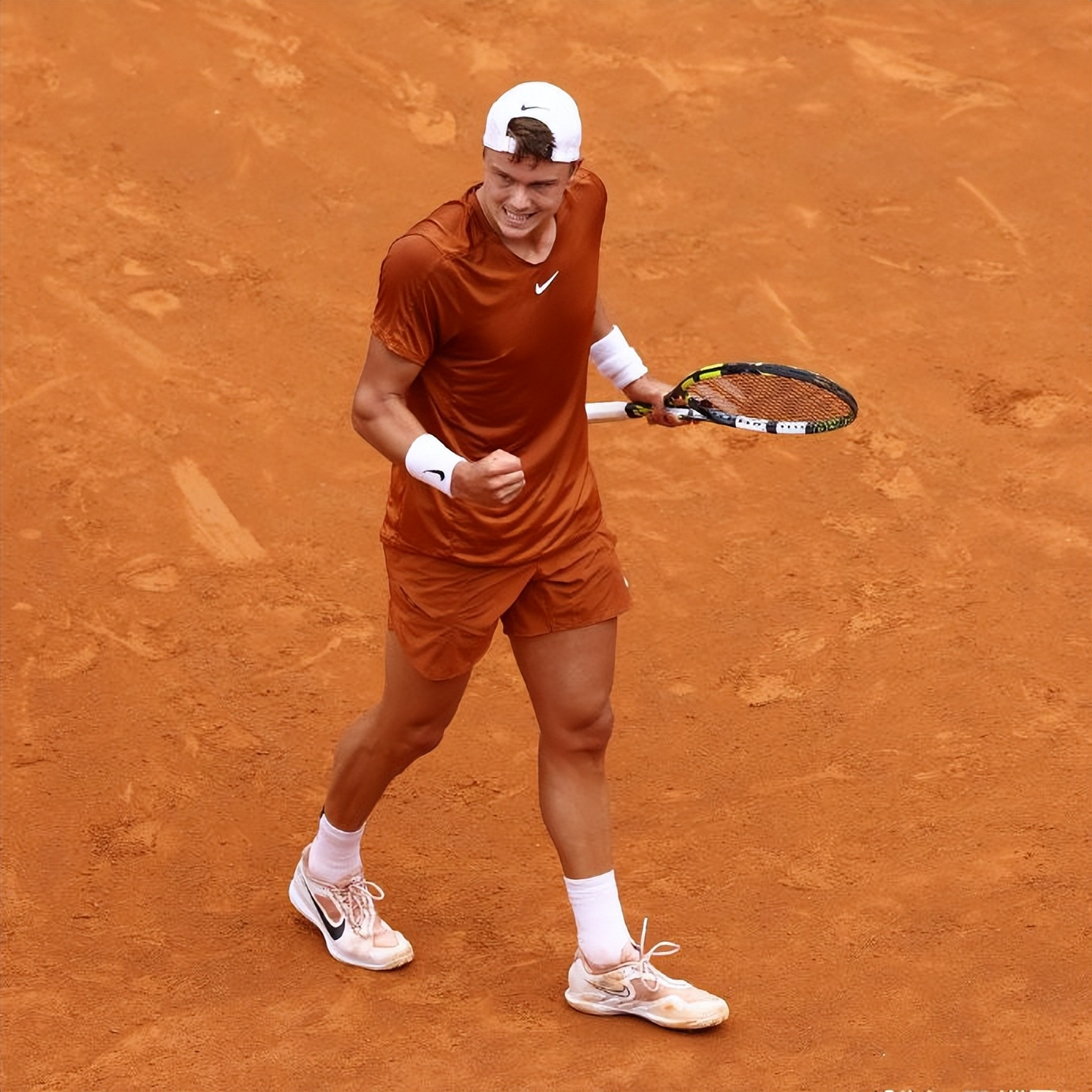 德约科维奇澳网靠误判赢瓦林卡,德约科维奇比赛误打裁判