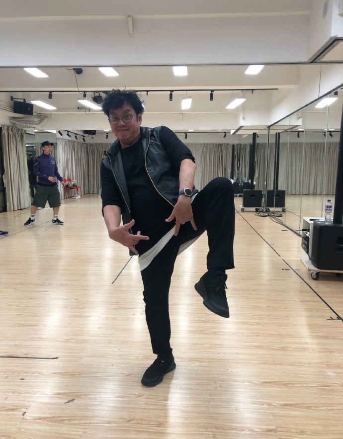 73岁的谭咏麟依然坚持跑步,谭咏麟72岁现场唱歌