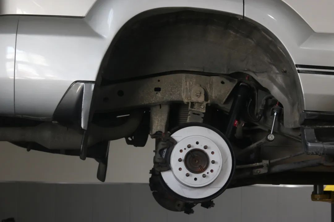 2003年的丰田老霸道，33万公里“车况残旧”，翻新复活变新车