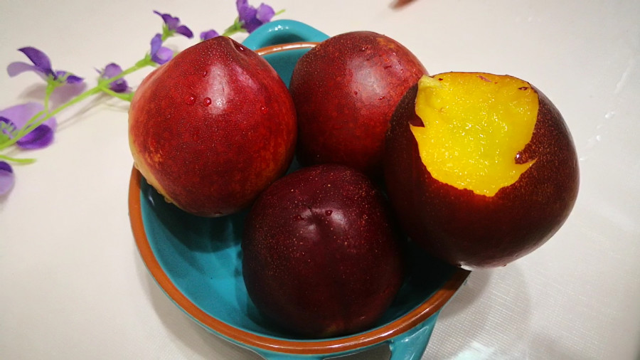 怎么挑选油桃又脆又香,买桃需谨慎