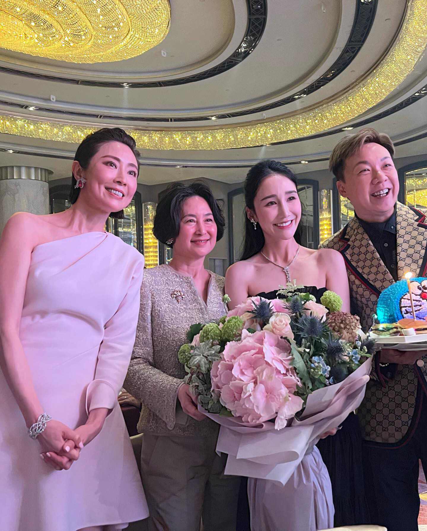 何超琼连续3年为异性好友庆生，打扮靓丽红光满面，两人深交30年