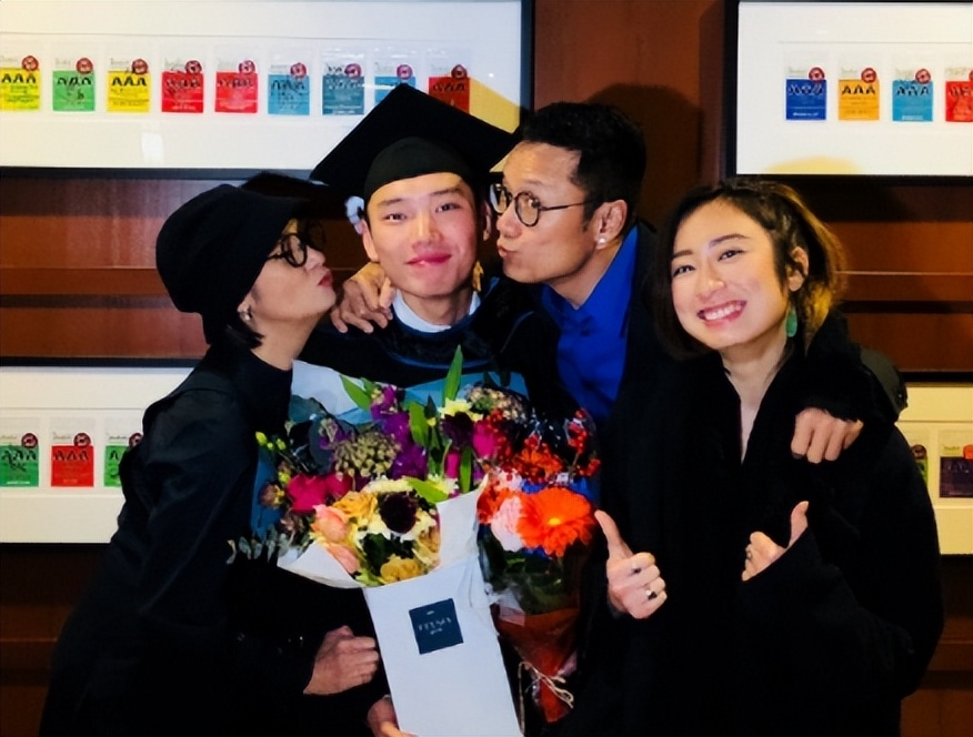 苗侨伟定居加拿大曝近况！携妻子惬意吃大餐，仍高大儒雅不似64岁