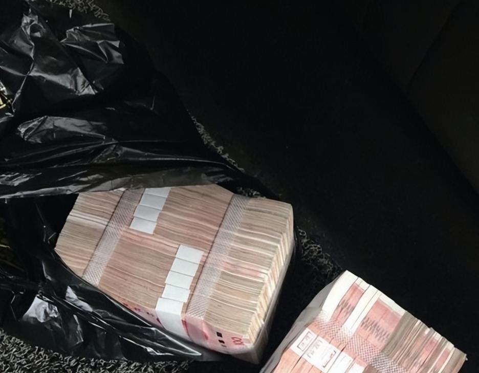 44岁男子每月5万*养包**18岁女生，发生关系后，女生数钱发现是冥币