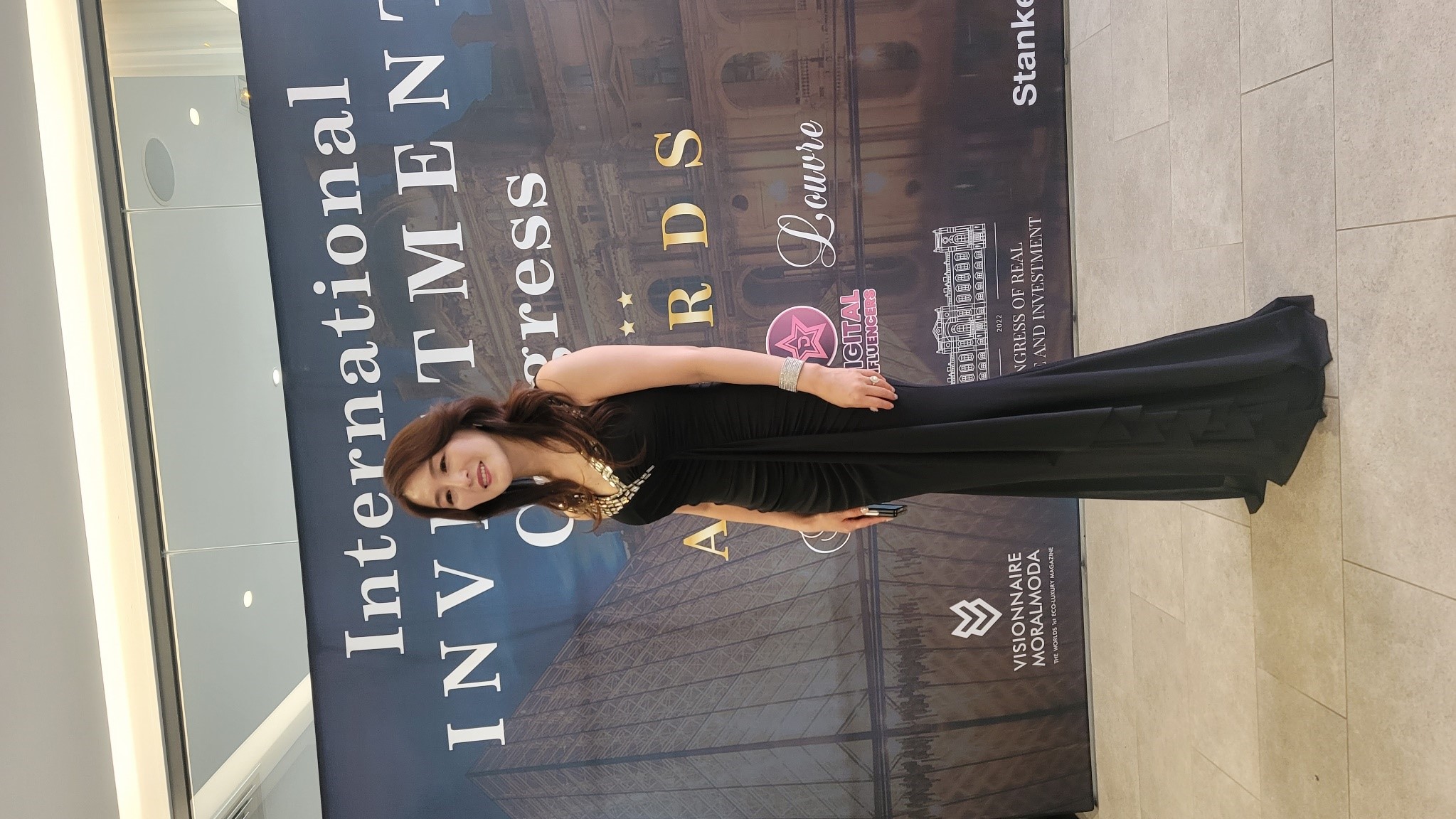 韩国实力艺人李艺英闪耀戛纳电影节，公开演出获好评不断