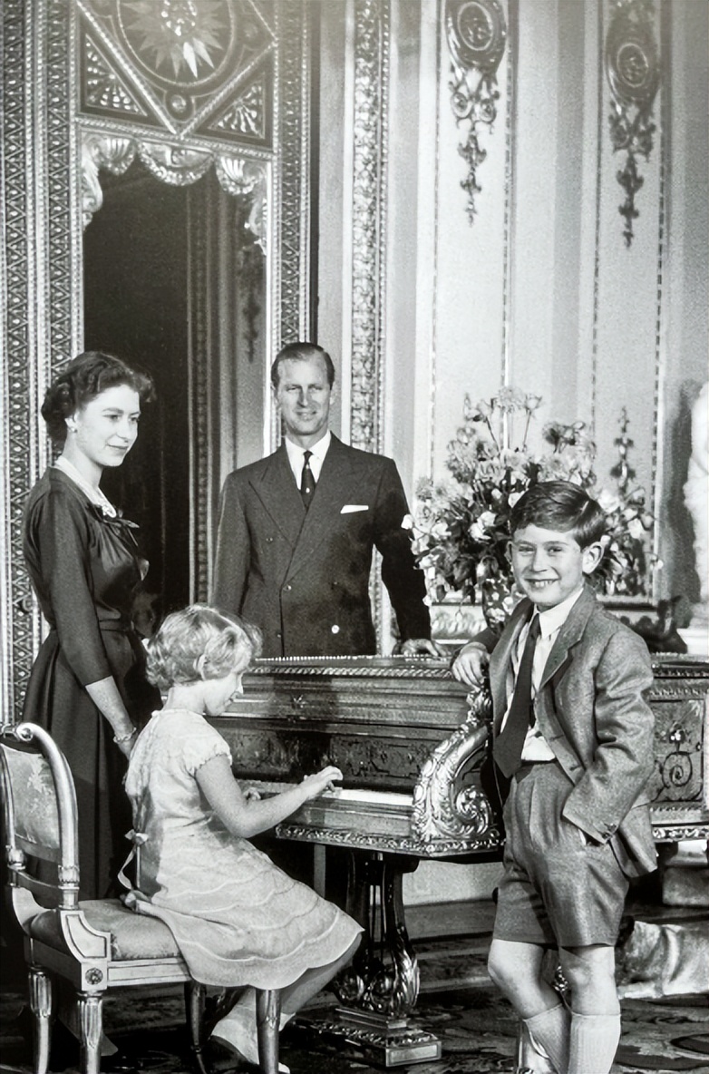 查尔斯最信任的人是安妮公主,安妮公主骑马陪同查尔斯加冕