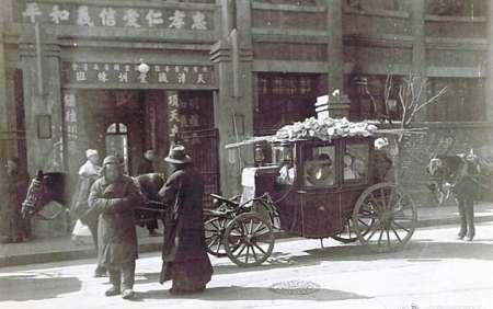 30张老照片展现拉脱维亚利堡妇女儿童被迫*光脱**受辱场景!