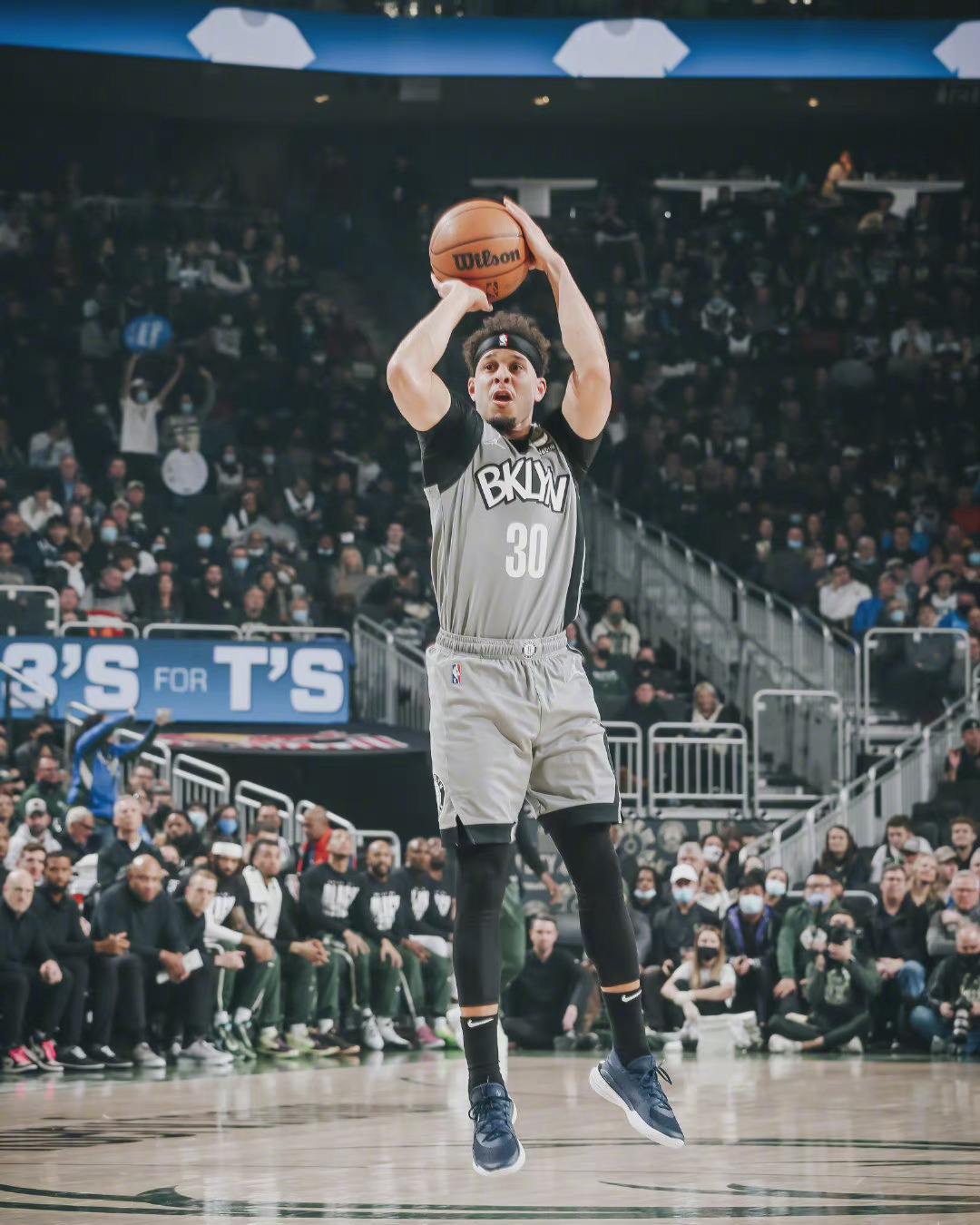 美媒列湖人4换2交易方案！欧文小库里辅佐詹眉，新赛季可夺总冠军