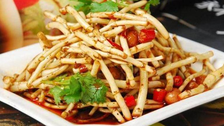 游客用5L桶带螺蛳粉汤,长途旅行携带速食螺蛳粉