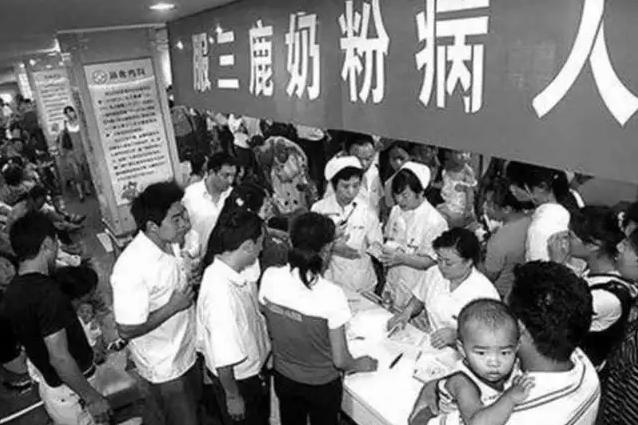 三鹿奶粉事件孩子症状,三鹿奶粉最早是谁发现有问题的