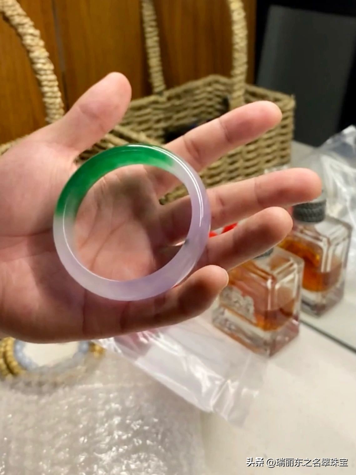 怎样用佘太玉紫光灯检验真假翡翠,分享鉴别翡翠真假的十大技巧