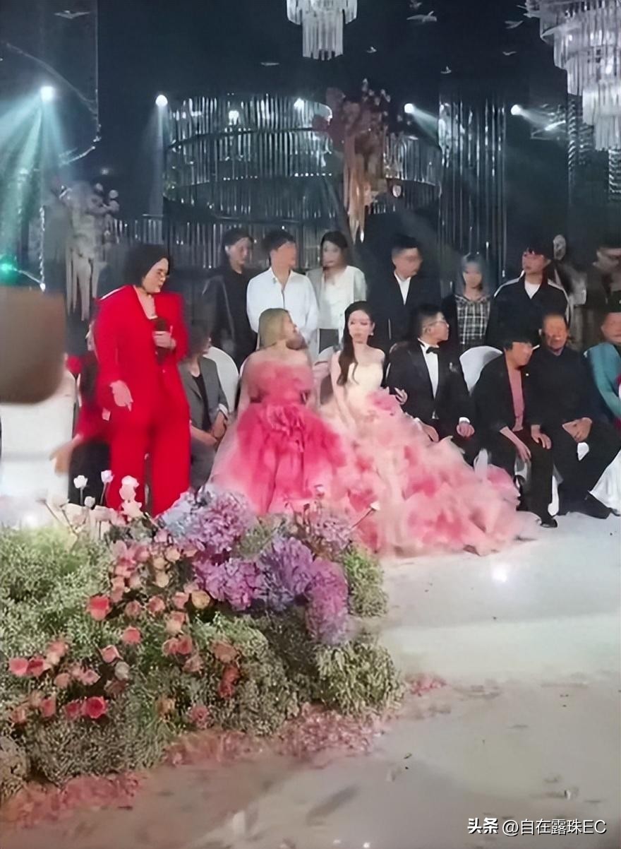 伊尔康二儿子订婚现场：新娘小腹鼓鼓如怀孕，婆婆盖过新娘