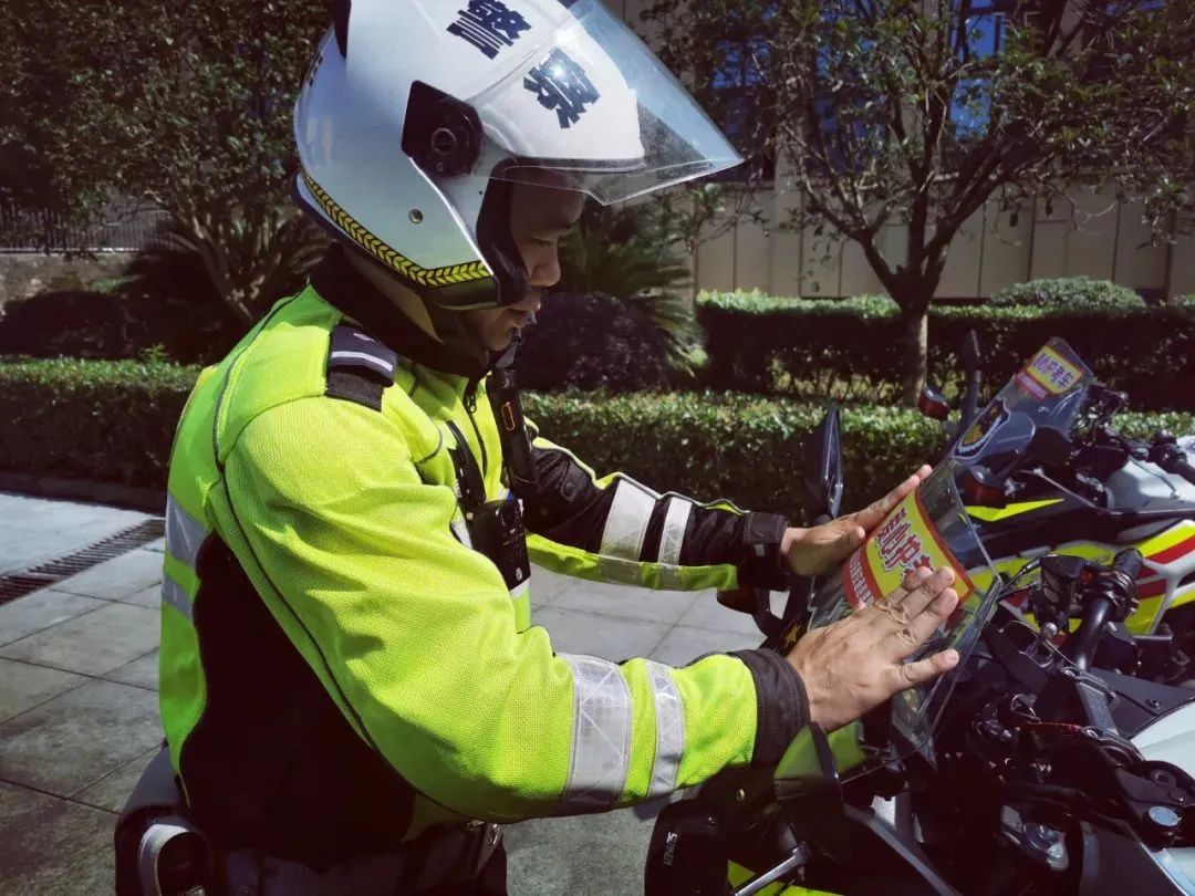 重庆渝警骁骑宣传片,渝警骁骑变身暖心代驾护送就医