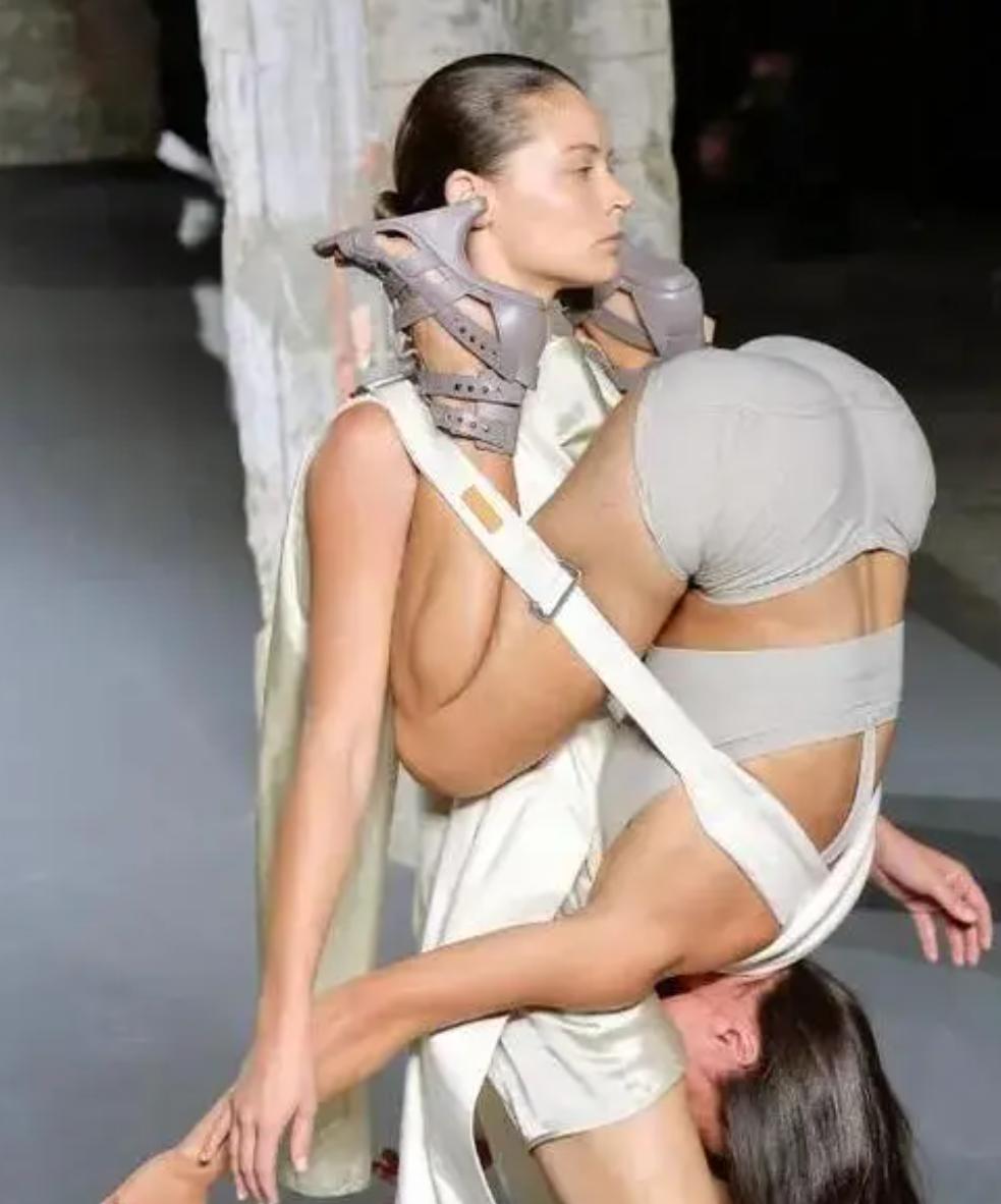 大牌时装秀，频繁暴露隐私部位，到底是追求潮流还是为了博眼球