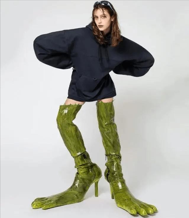 开裆裤，裸胸装，2023年高奢大秀一个比一个奇葩，暴露就是时尚？