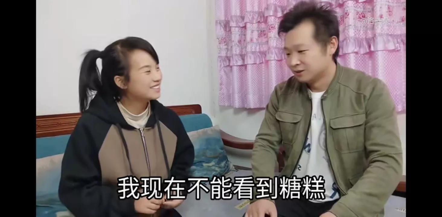 一朵在家里沙发后发现五千元,这次朵错怪奇,是奇妈昨天偷放的