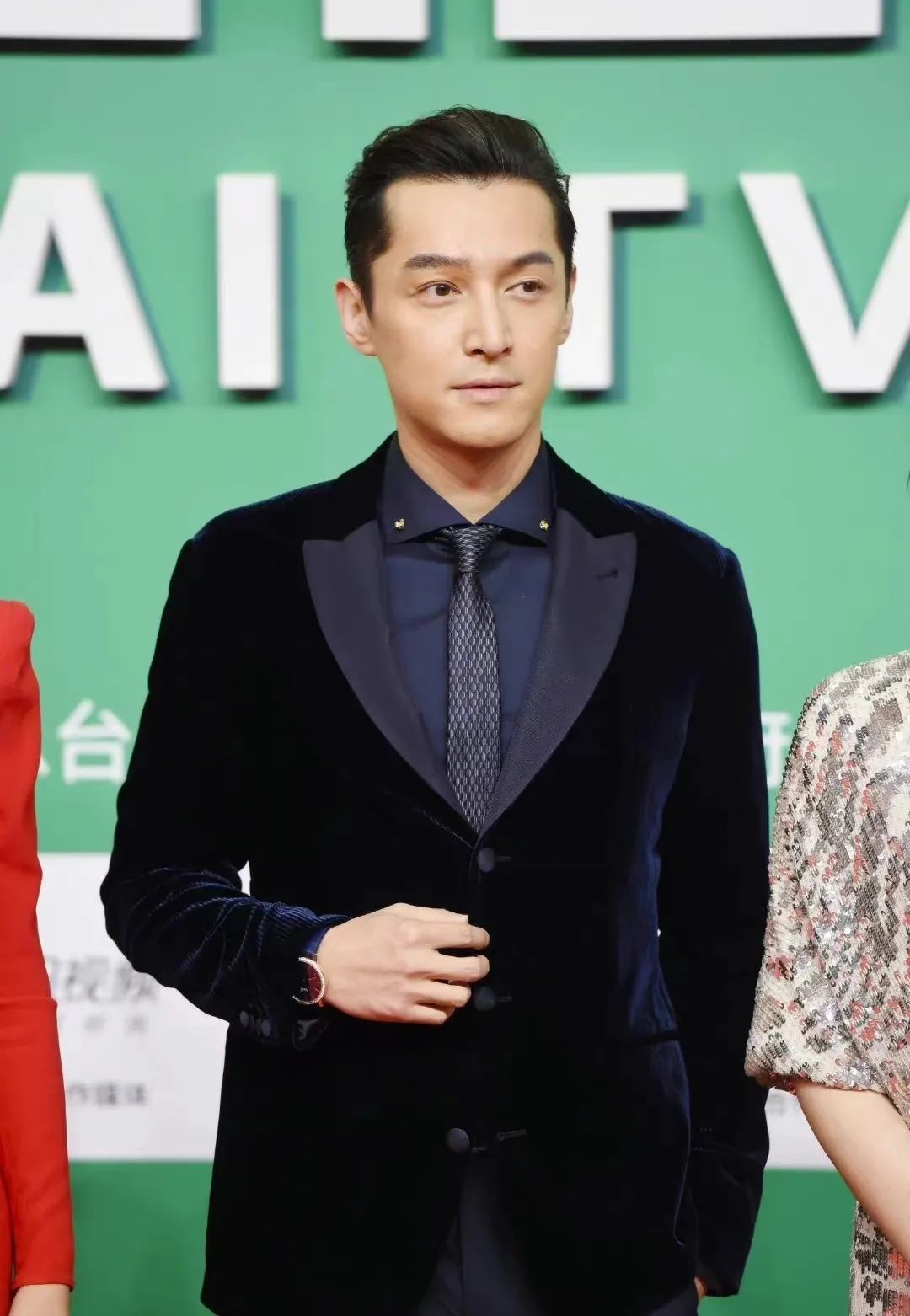 宝石也开始内卷了?做成珠宝or腕表,你Pick哪一个?