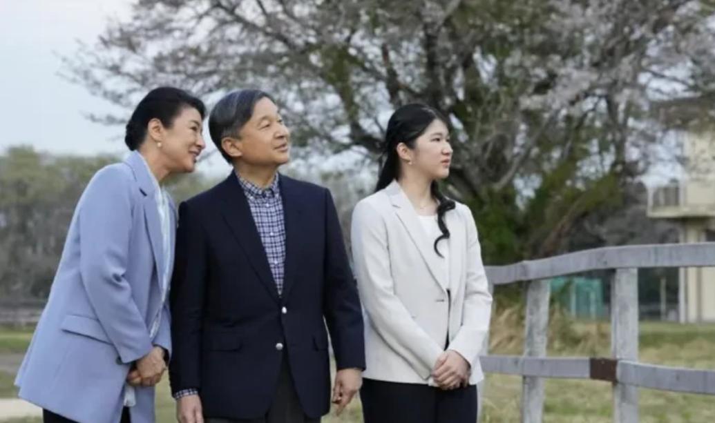 日本爱子公主与父母齐聚！穿开叉裤子变时髦，挎单肩包不再显老气