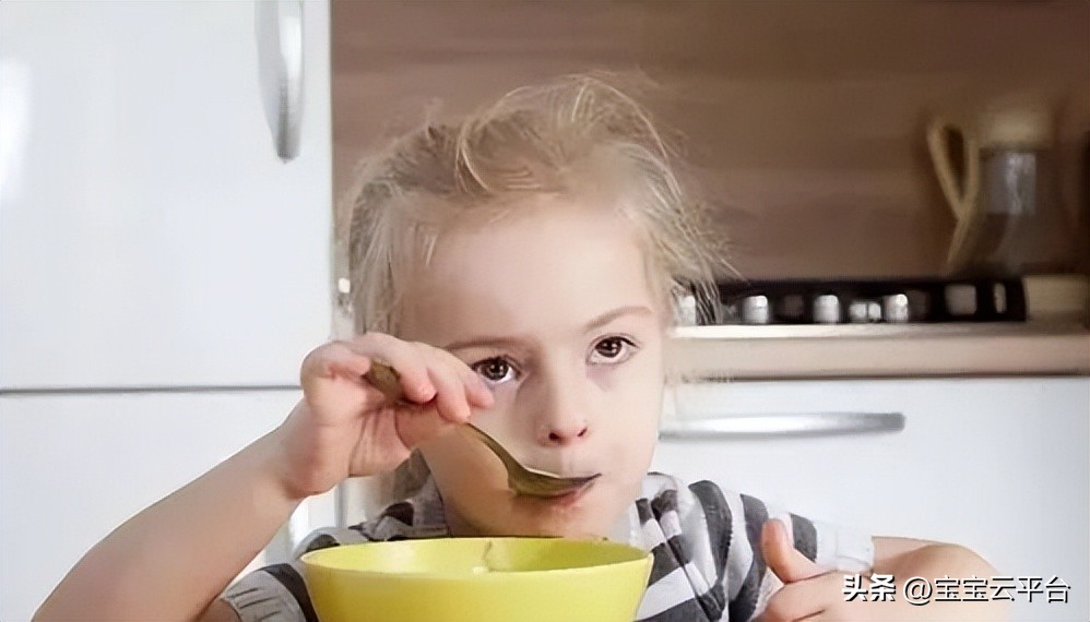 宝宝不爱吃辅食应该这样做,孩子辅食的这些误区宝妈们了解吗
