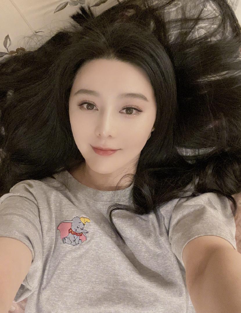 范冰冰穿连衣裙现身手上戒指抢眼,范冰冰现身机场秀红宝石戒指