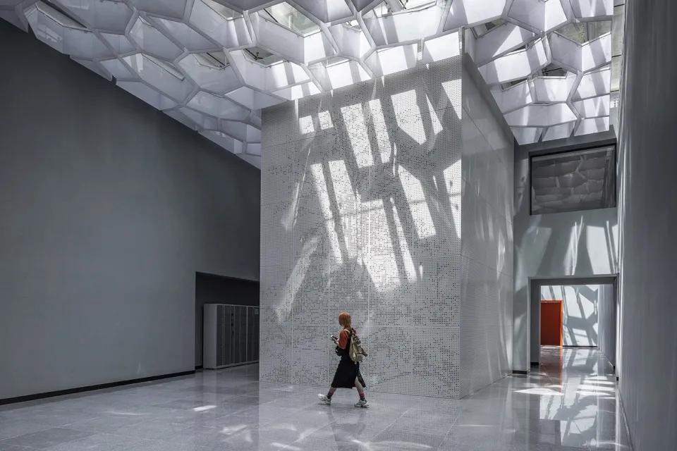 亚洲照明设计师协会丨光影下的冲孔板，金属界的颜值担当