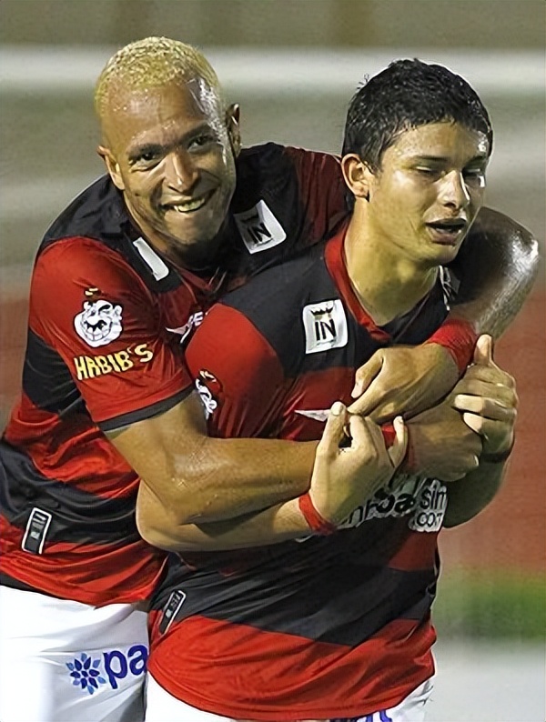 艾克森亚冠表现,艾克森登顶中超历史射手王