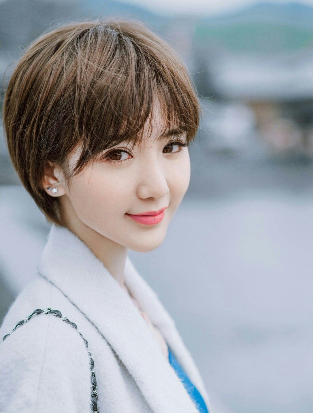 毛晓彤：曾经被父亲抛弃扔垃圾桶，成名后父亲索要5000万赡养费