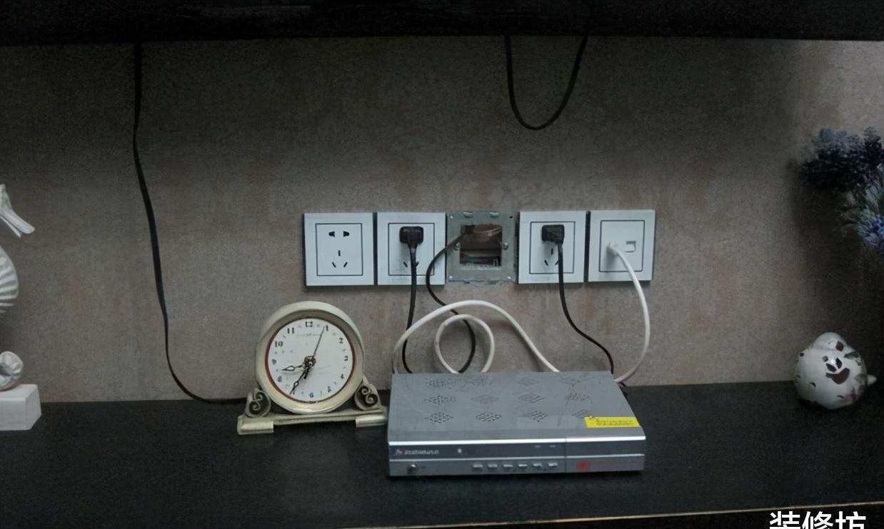 客厅电视插座高度标准示意图,电视插座要不要预留有线插座