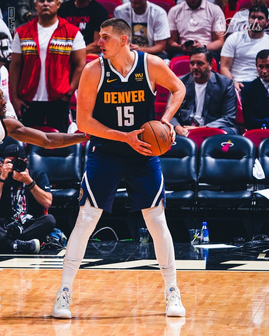 冷静!马龙3-1更衣室训话:没啥好庆祝的!大金链颁给约基奇:你3双呢