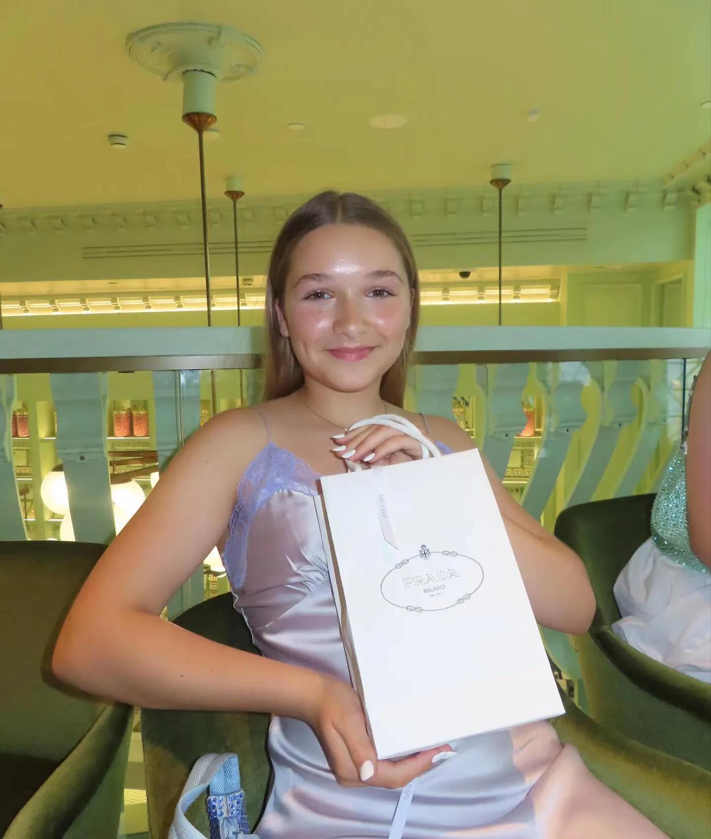 贝家小七12岁了！在Prada庆生得万元名牌包，打扮成熟是女版小贝