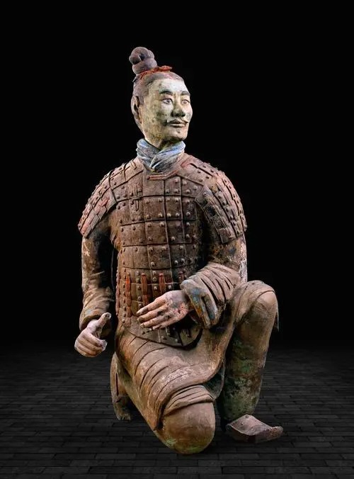 绿脸跪射俑出土时的样子,国宝级绿脸跪射俑图片