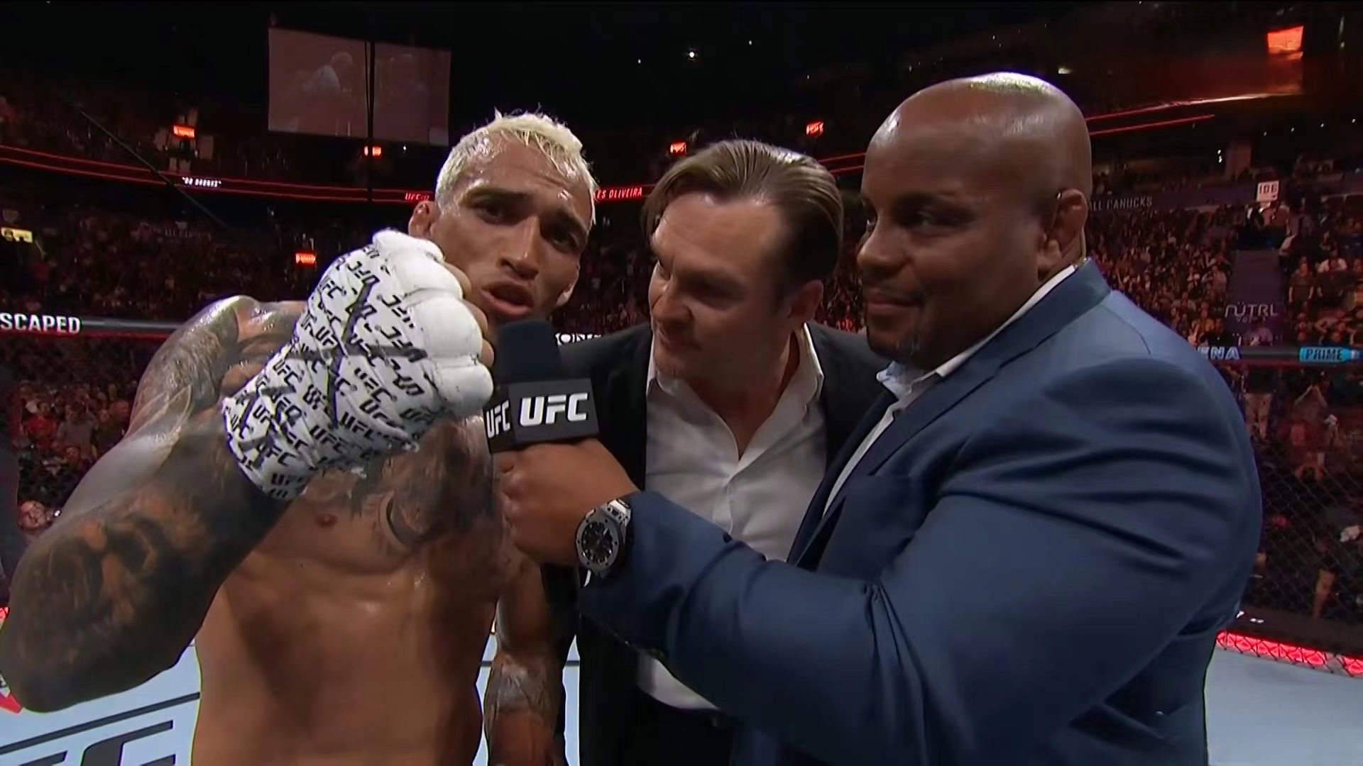 奥利维拉王者归来，UFC289首回合TKO大流士