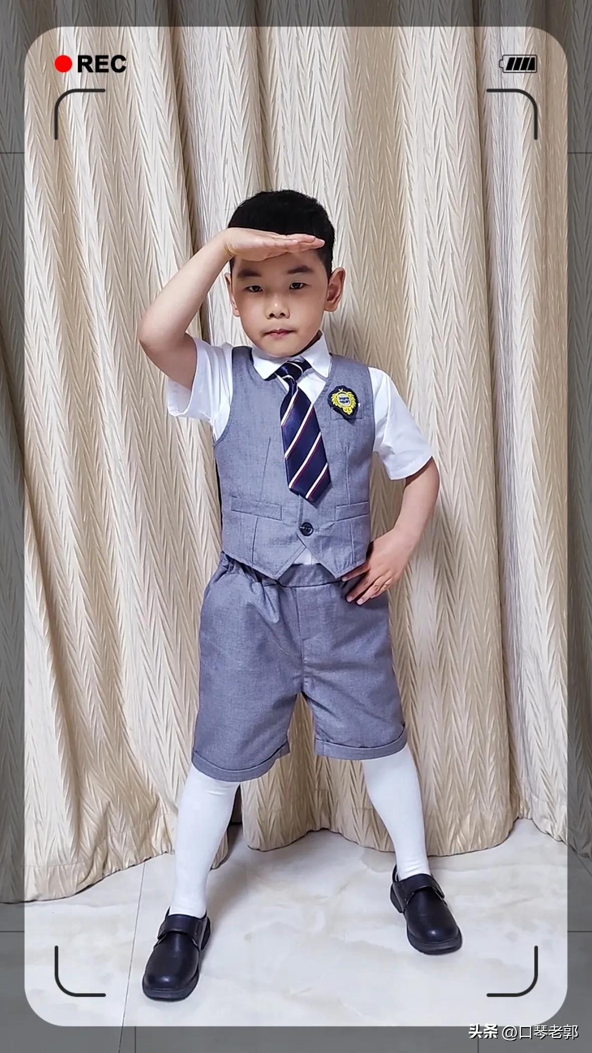 小朋友的室内毕业照,单人毕业照小学生