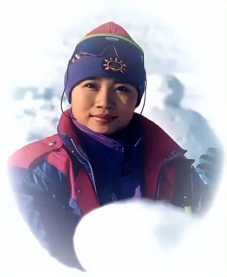 李娜出家后生活现状,李娜出家25年老母亲陪她住寺庙