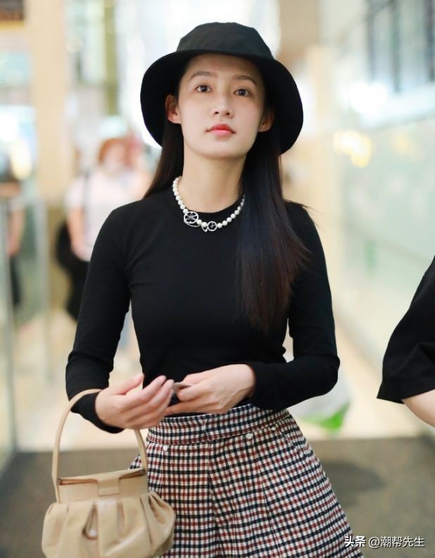 怎么戴珍珠显得不老气,穿什么衣服搭配珍珠更显高级