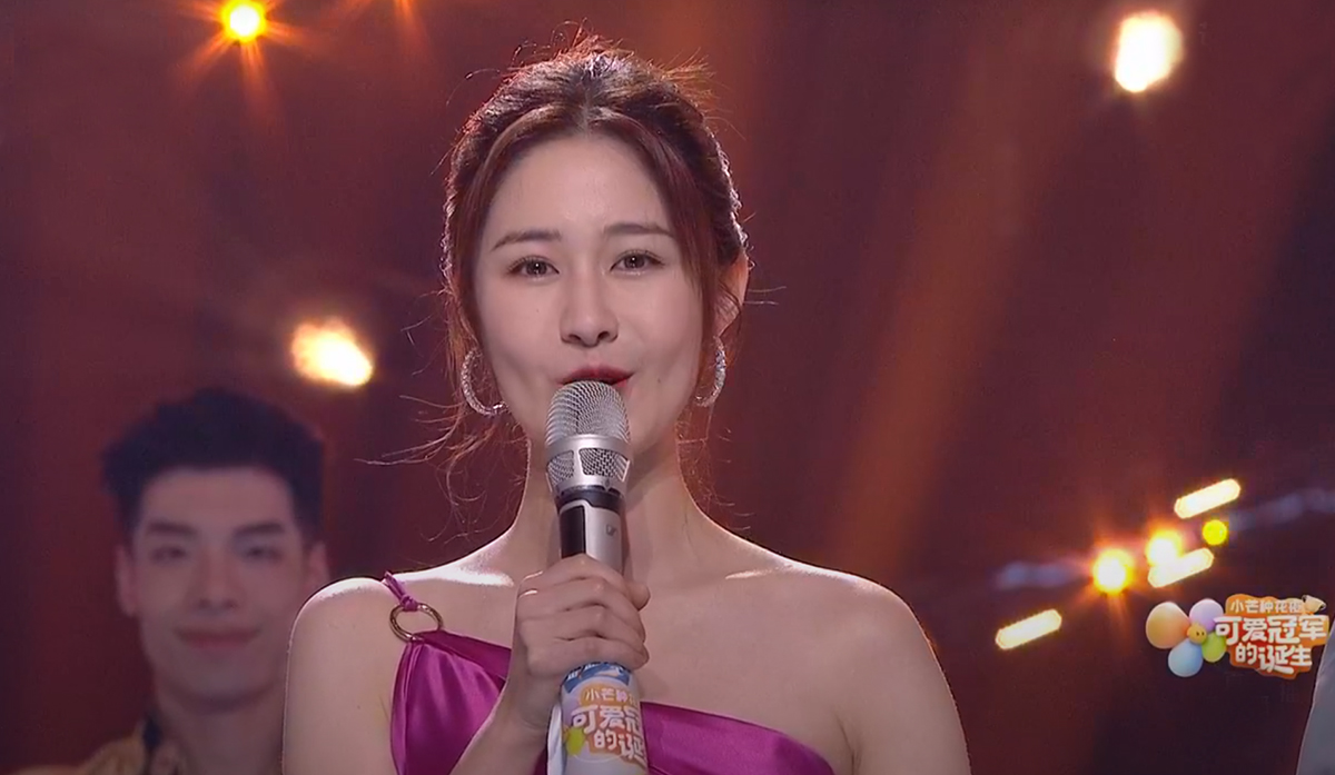 芒果电商晚会：6人主持团抢眼，4小花同台比美，何炅接班人被替代