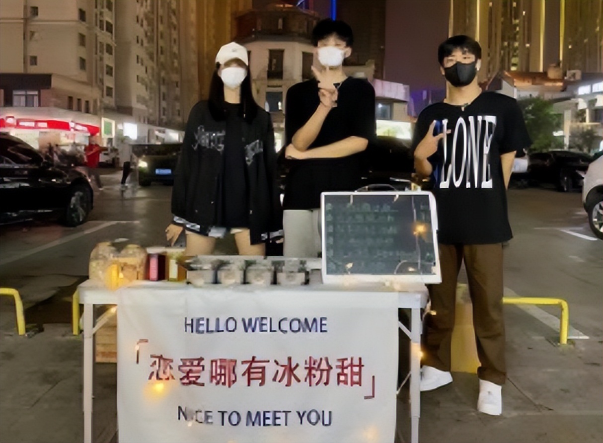 大学生校内摆摊卖什么好成本低,大学生摆摊边卖边吃