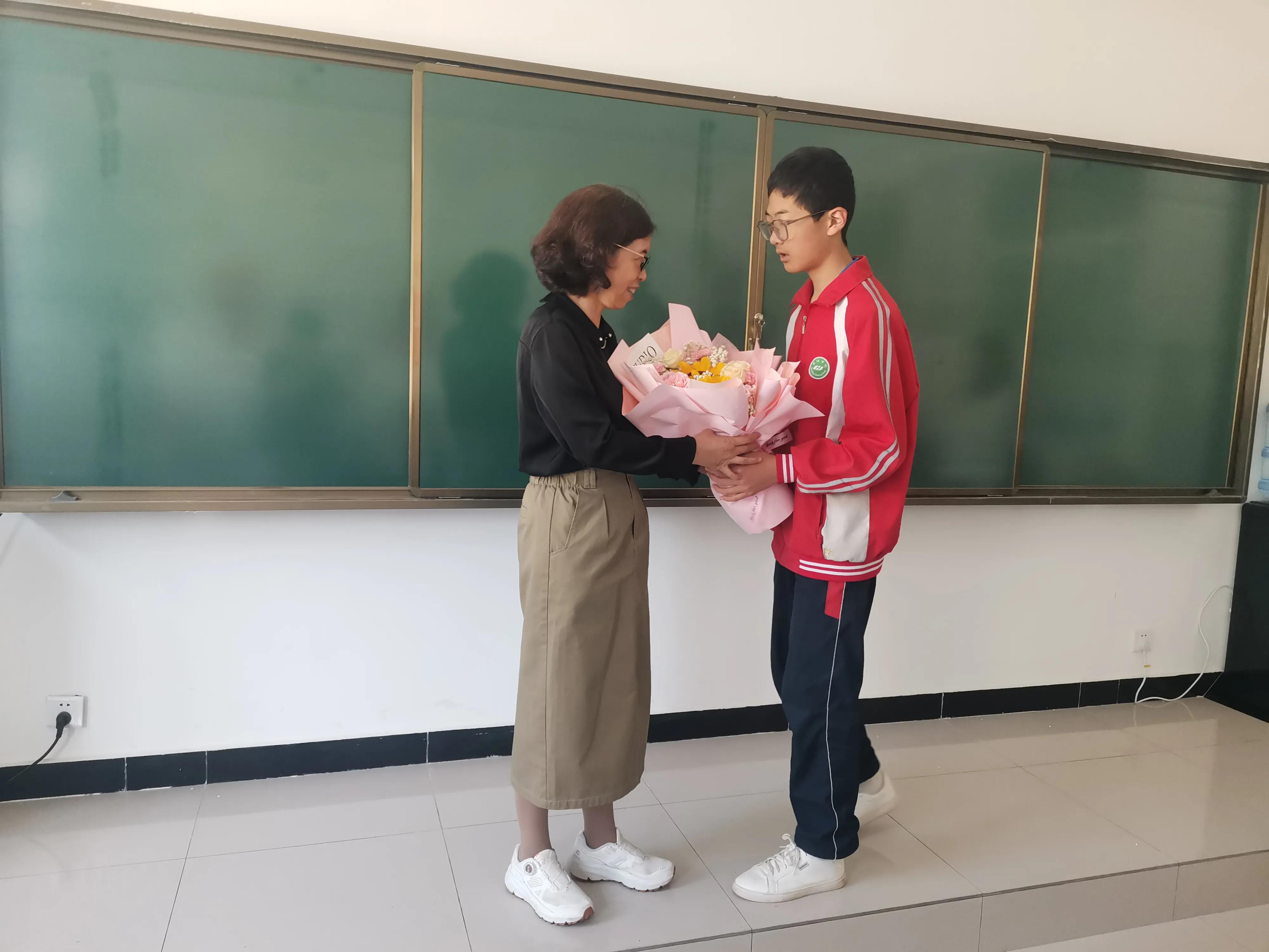 送锦旗表谢意饮水思源感念师恩,师恩难忘锦旗用语