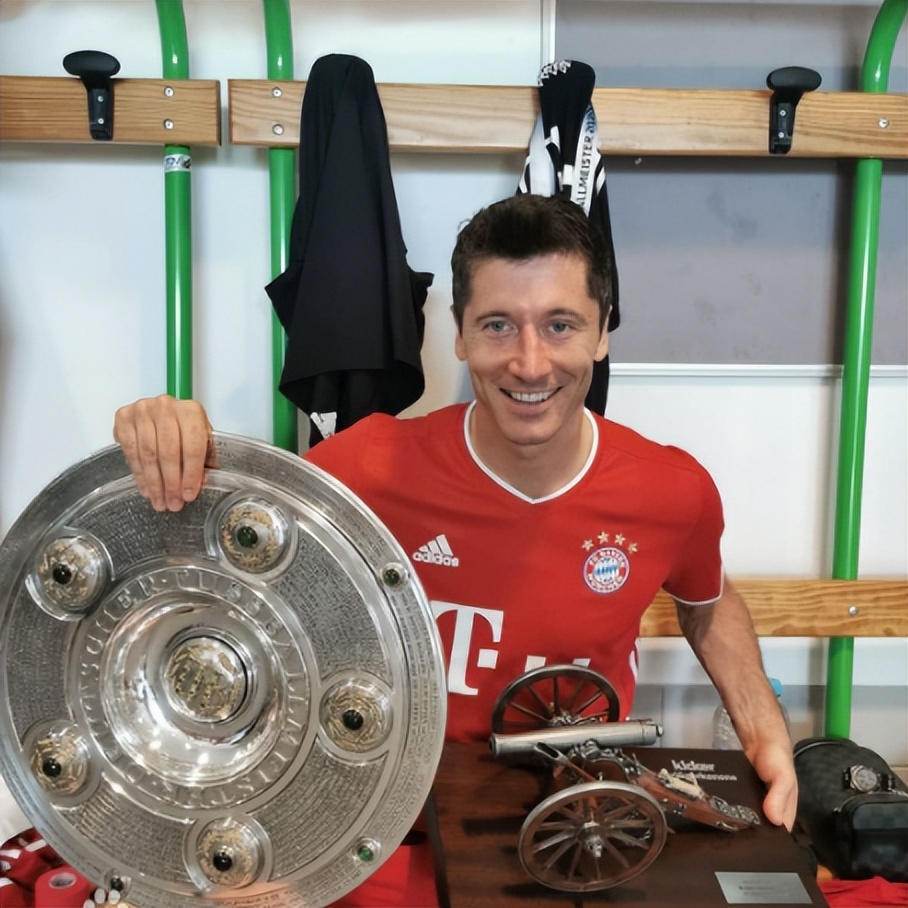 两位锋霸的故事，一个还在场上驰骋，一个坐在了教练席