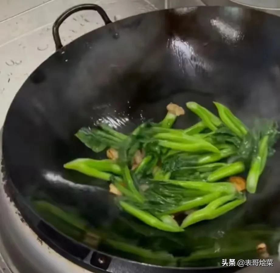 300人大锅青菜怎么炒又嫩又绿,炒大锅菜青菜先加盐还是后加盐好