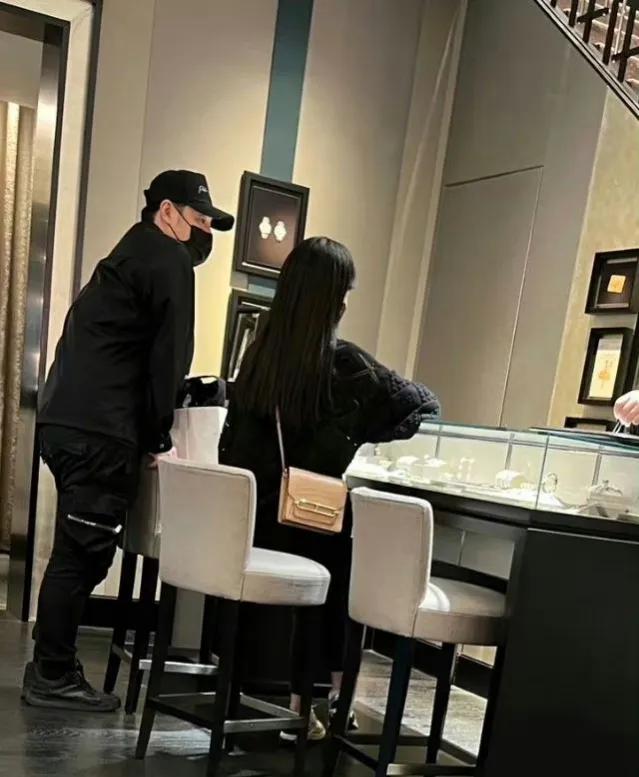 潘玮柏带老婆逛街买戒指,潘玮柏婚后小八卦
