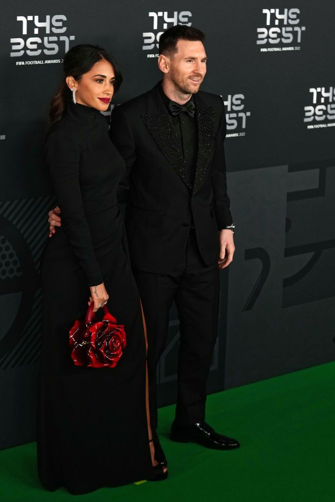 梅西老婆陪着领奖,梅西妻子安东内拉红裙出席活动