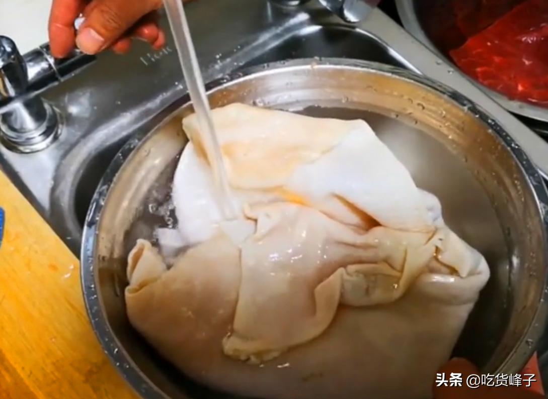 做猪皮冻时最忌直接下锅煮,怎样做猪皮冻好吃又软烂