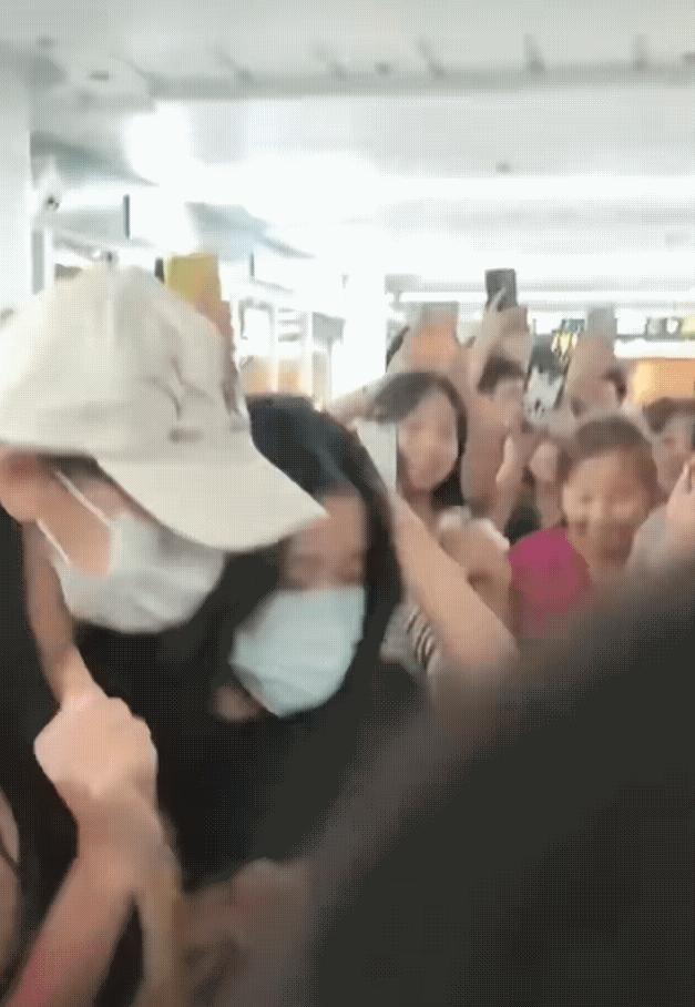 赵露思坐姿瑜伽裤穿搭,穿瑜伽裤上街合适吗