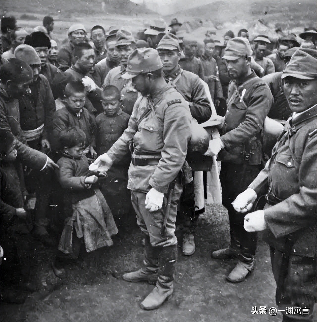 日军侵华留下遗物老照片,侵华日军发糖