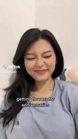 亚裔美女走在街头突然被骂：你们亚洲女戴美瞳就为有蓝眼睛！做作