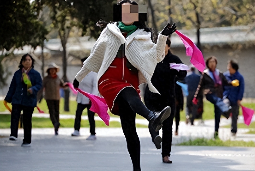 江苏51岁大姐醉酒被人扛走,51岁大姐醉酒被人扛走