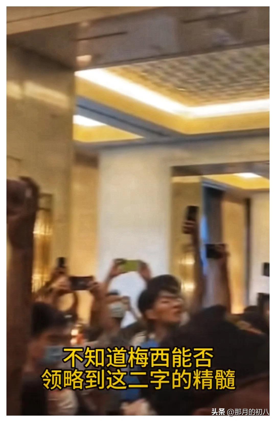 一块白布挡不住梅西，却膈应了中国足球