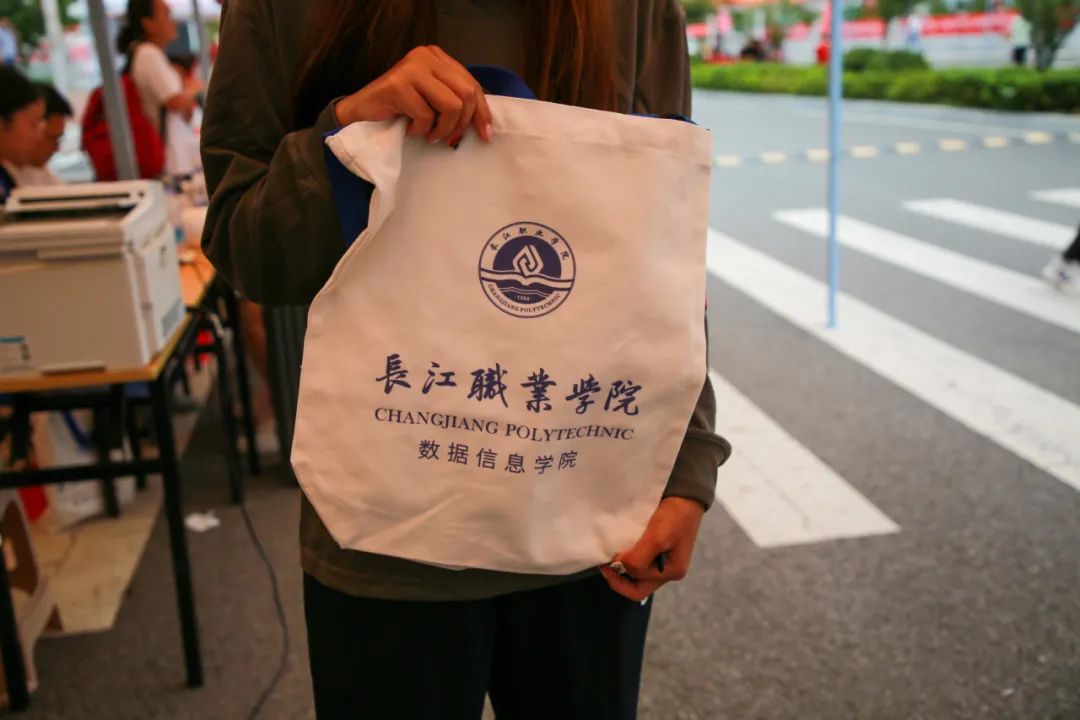 满“新”欢喜！长江职业学院喜迎2023新生！