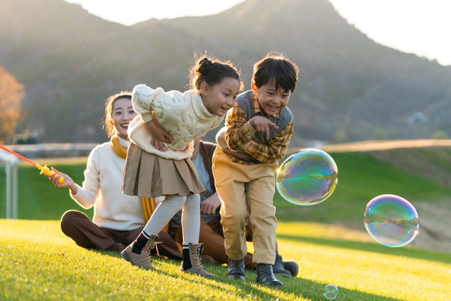 她58岁退休工资8000,外孙说:让我留这儿吧,我很乖,我能带妹妹