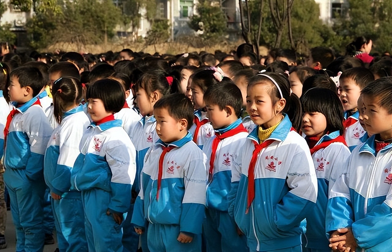 上学穿校服怎么看孩子家境,穿同样的校服还能看出差距